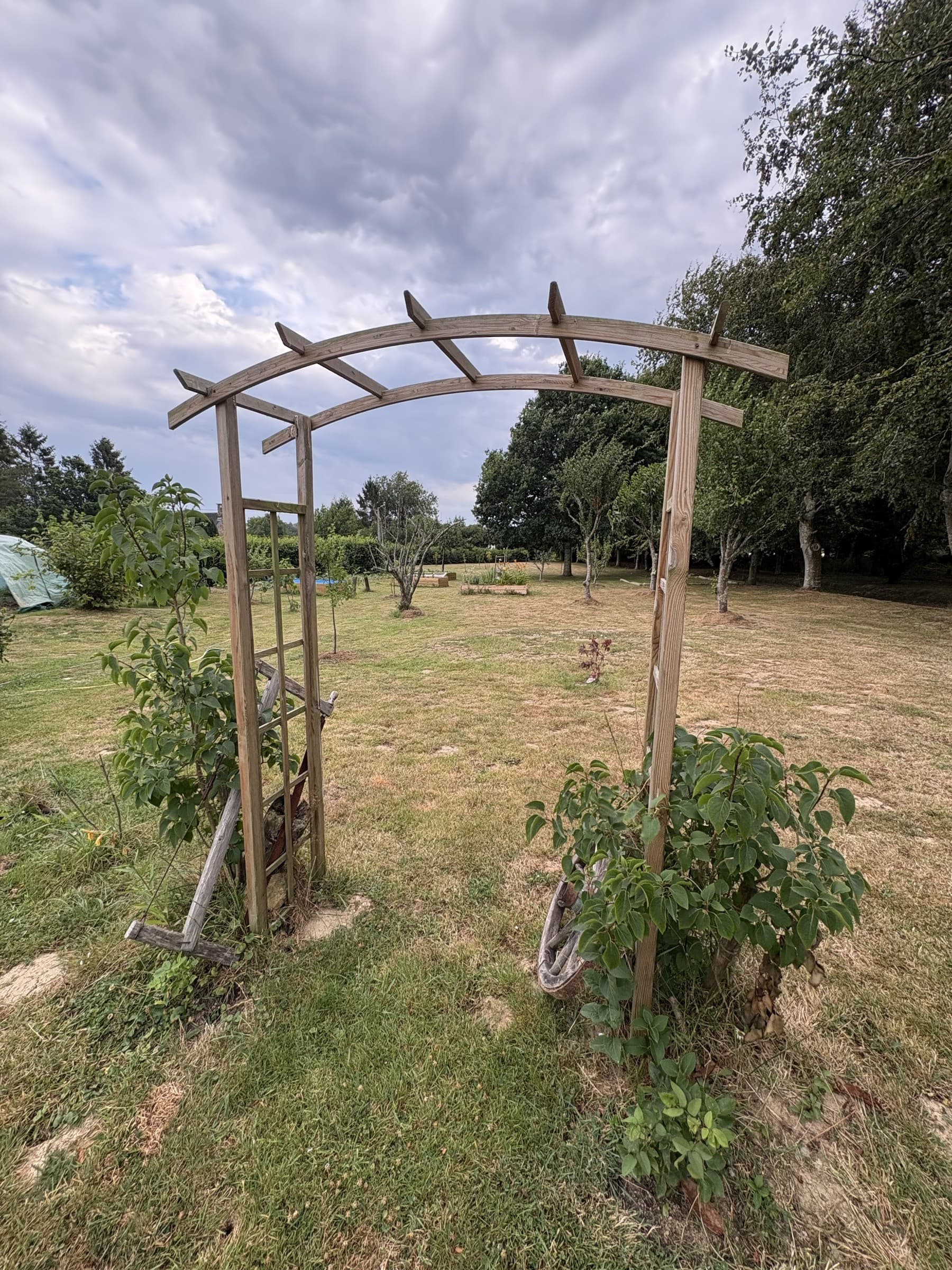 Arche en bois à l'entrée du potager