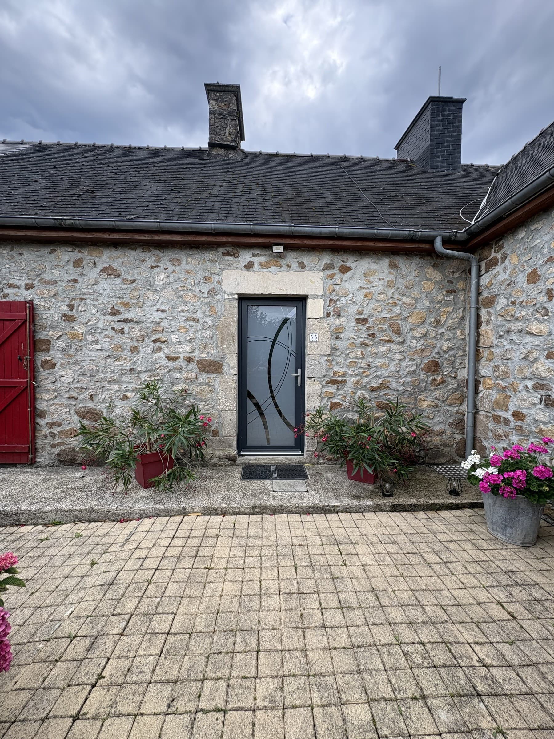 Entrée principale de la maison en pierre du Cotentin